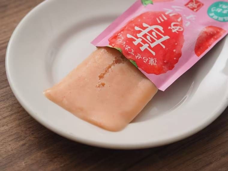 皿に凍らせておいしい 苺ミルクあいすの中身を出している