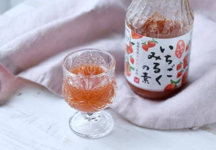 小さなグラスに入れた牛乳でつくる いちごみるくの素、パッケージボトル