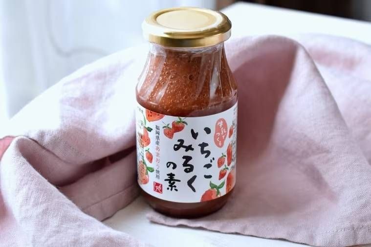 テーブルに置いた牛乳でつくる いちごみるくの素のボトル