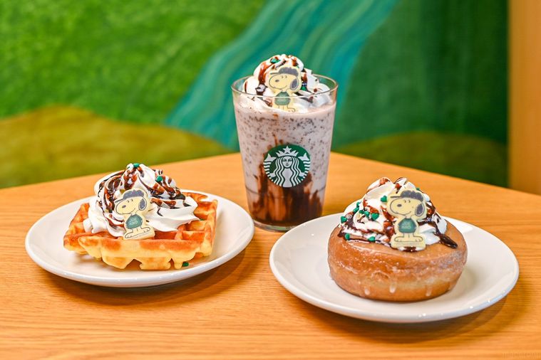 フラペチーノ®と2種類のフードが並んでいるところ