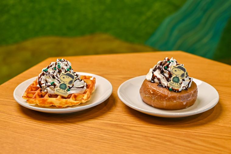 お皿にのったスイーツが並んでいるところ