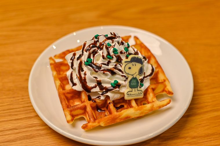 ホイップクリームがのったアメリカンワッフルのアップ