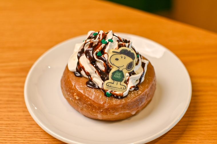 ホイップクリームがのったドーナツのアップ