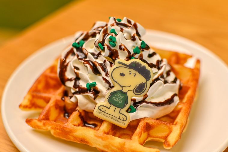 アメリカンワッフルのトッピングのホイップクリームのアップ