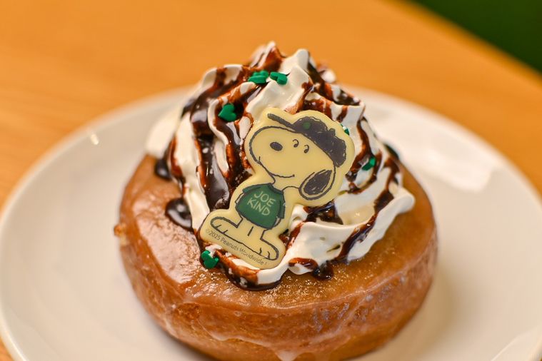ドーナツのトッピングのホイップクリームのアップ