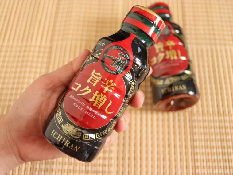 一蘭 旨辛コク増しを1本手で持っている