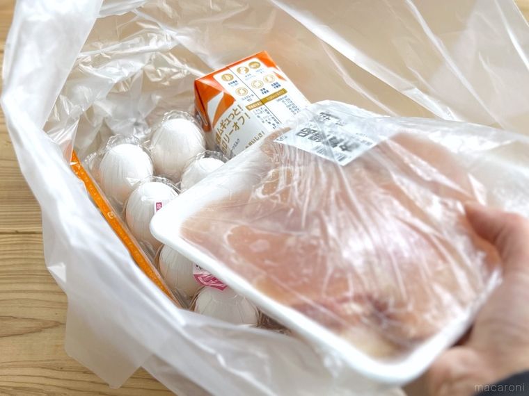 卵パックの上にお肉をのせようとしている様子
