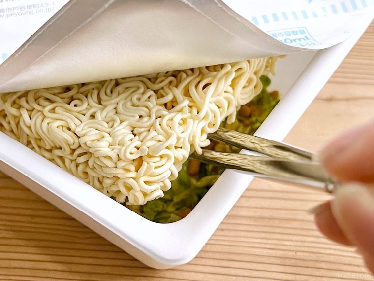 カップ焼きそばにかやくを入れた様子