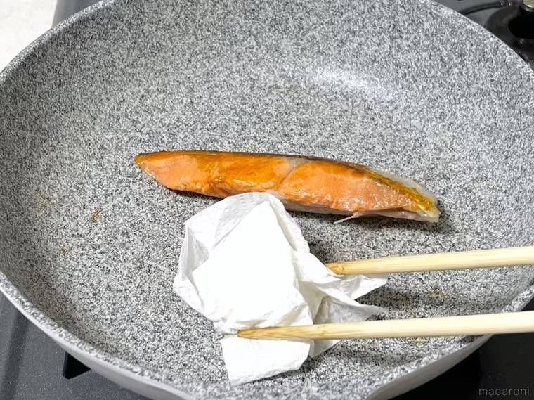 フライパンで鮭を焼いている様子
