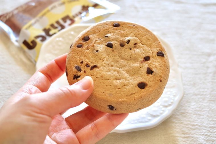 クッキーを手でもっている