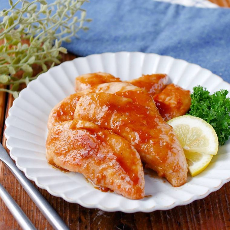 白い皿に盛られた鶏ささみのバターしょうゆステーキ