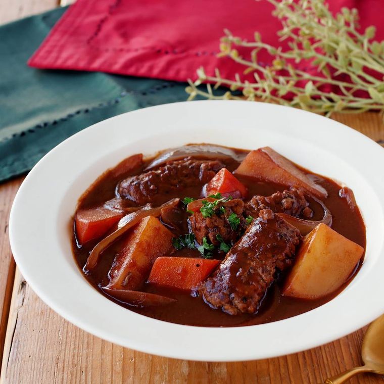 白い皿に盛られた合い挽き肉で作るビーフシチュー