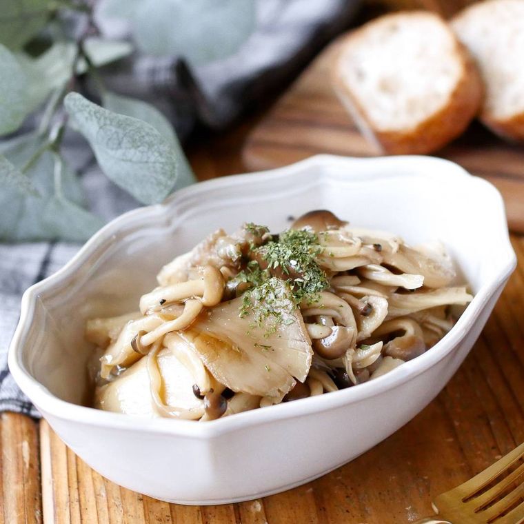 白い器に盛られたきのこのマリネ