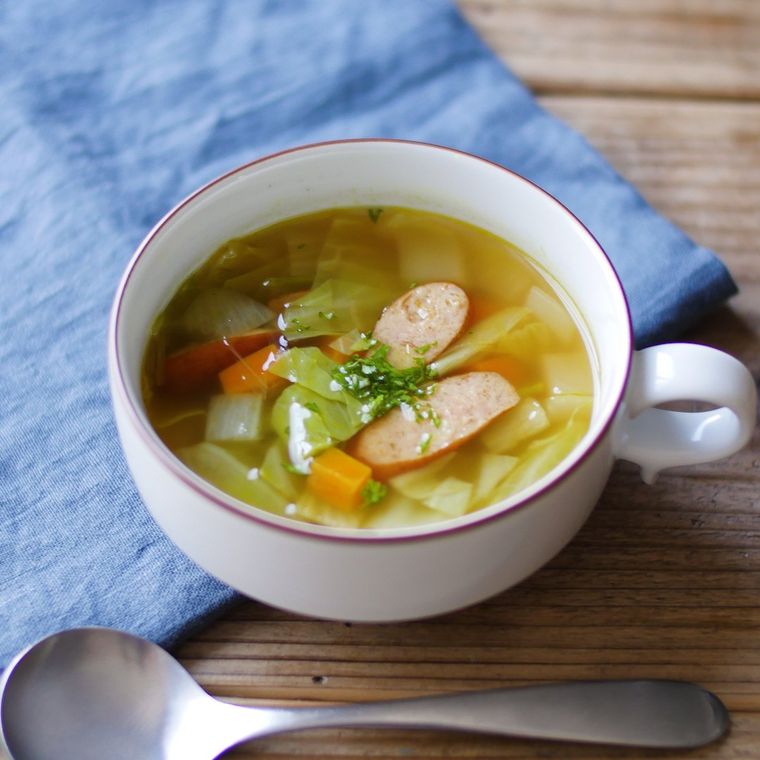 白いスープカップに盛られたカレーコンソメスープ