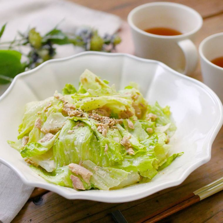 白い皿に盛られたレタスとツナのマヨポンサラダ
