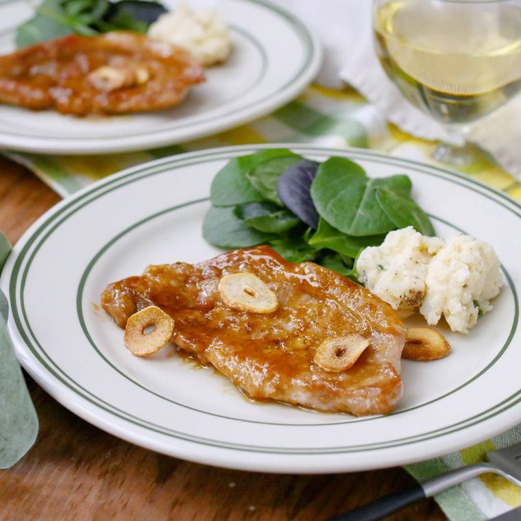 白い皿に盛られたガリバタポークソテー