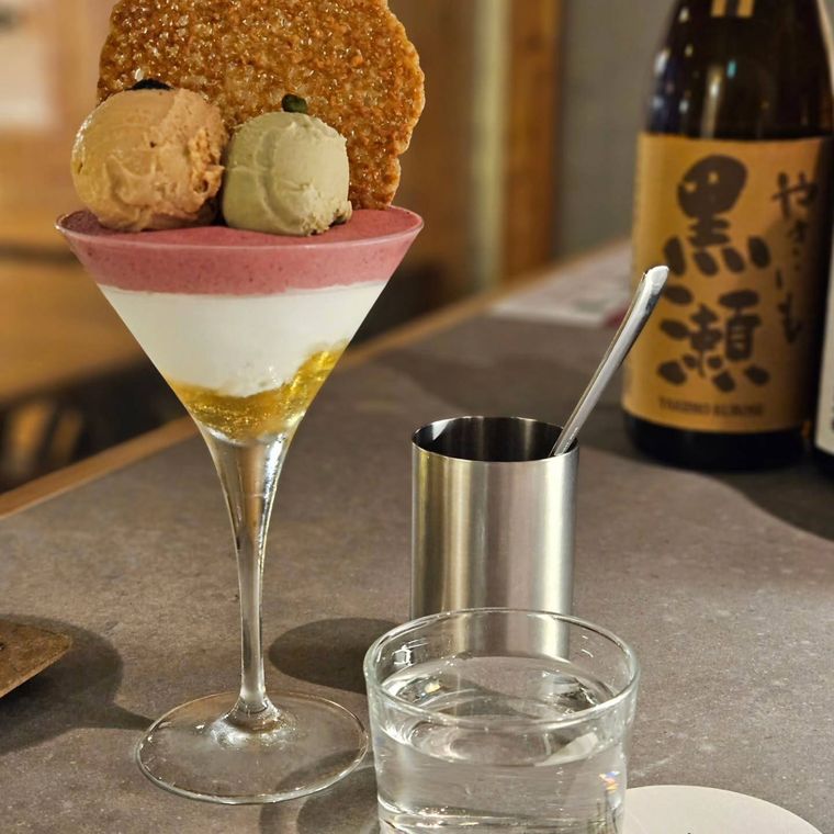 パフェ、珈琲、酒、佐藤のキャラメルとピスタチオ