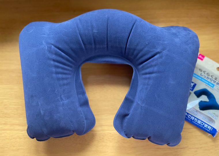 空気を入れてふくらませた「らくらくエアー枕」