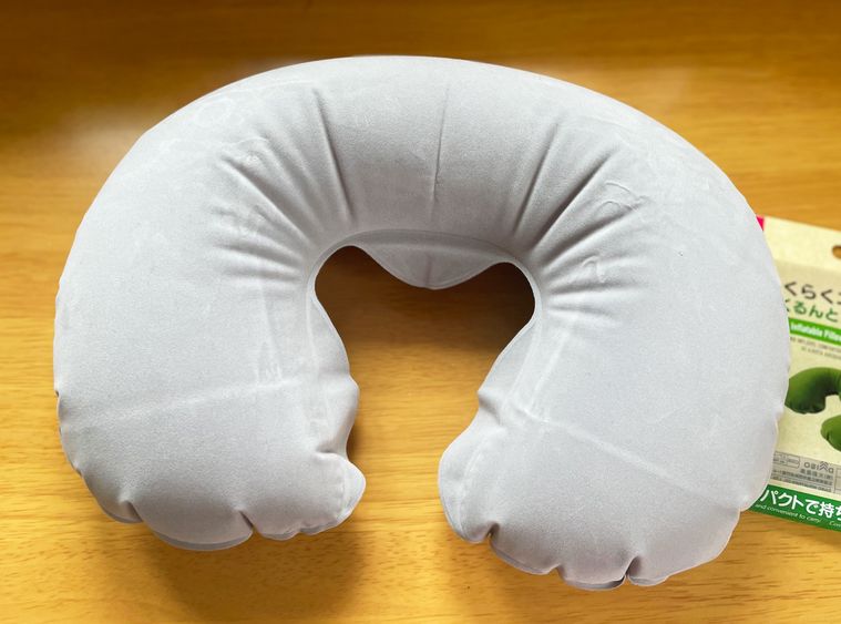 空気を入れてふくらませた「らくらくエアー枕」