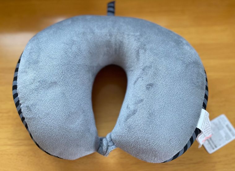 ダイソー「マイクロビーズネックピロー」の裏側