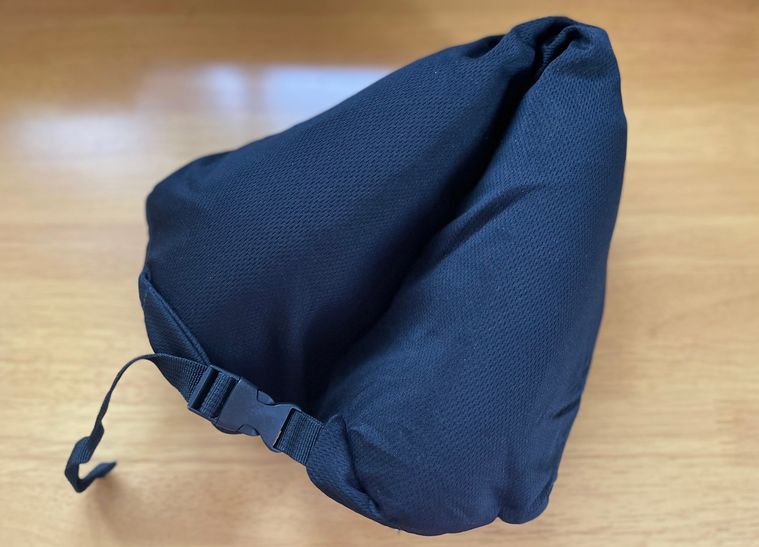 袋から取り出したダイソーの「折りたたみネックピロー」