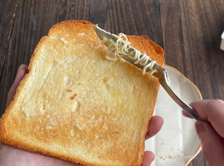 トーストにバターを塗っている写真