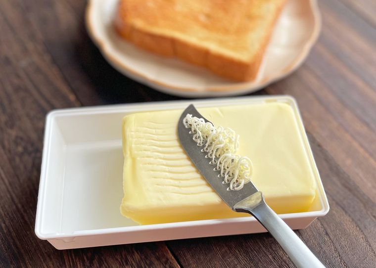 ダイソーふわっとバターナイフでバターを削っている