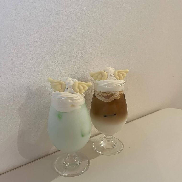 Arty Cafeのエンジェルコアドリンクエンジェルラテとエンジェルブルー