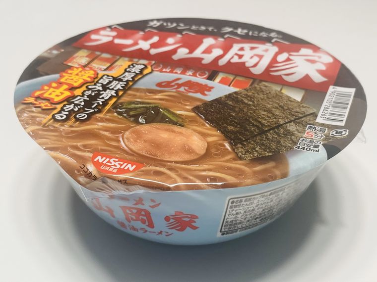 山岡家のカップラーメンがテーブルに置いてある
