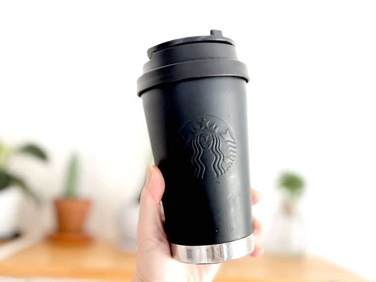 スターバックスのタンブラーを手で持っている様子
