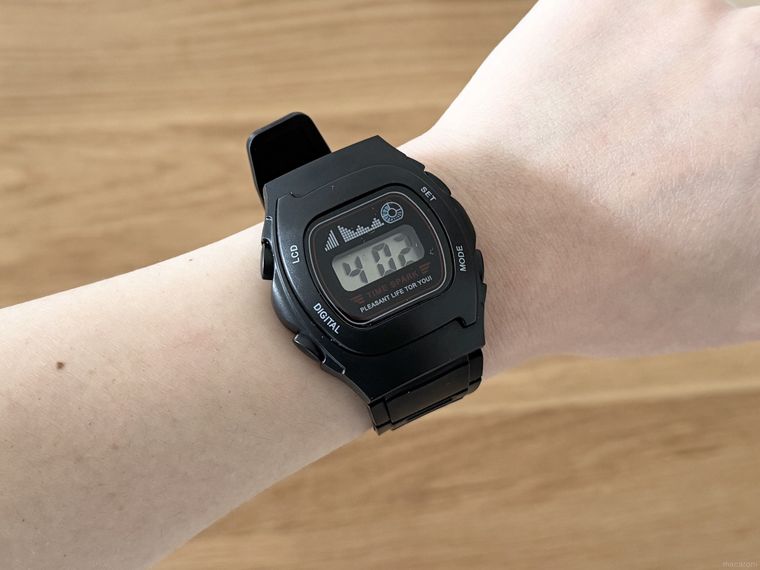 腕にセリアウォッチコレクション メンズ35を付けている様子