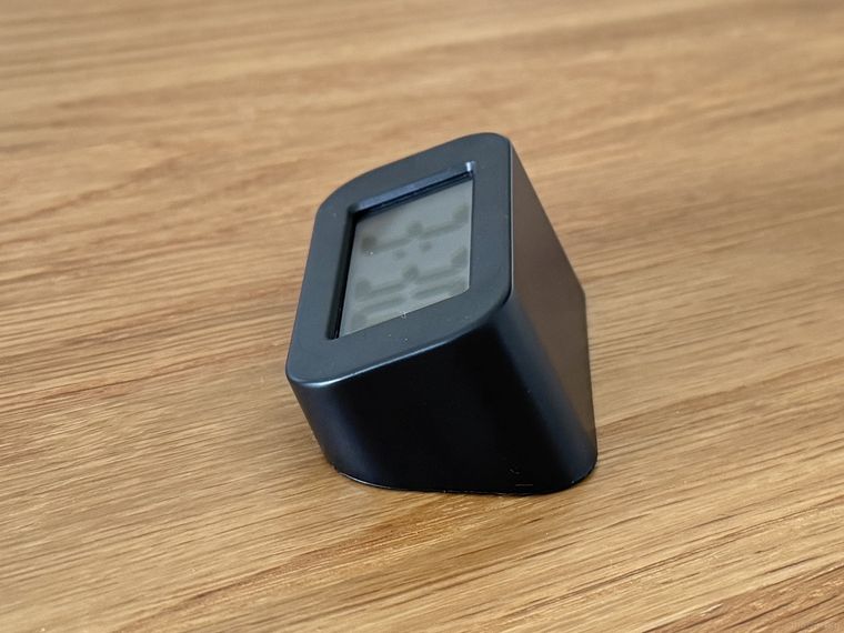 セリアデジタル時計を横から見た様子