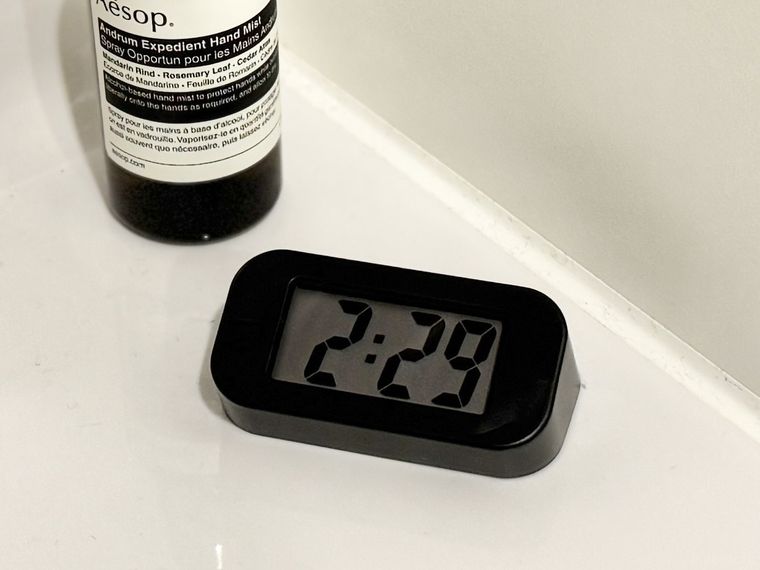 洗面所に置いたセリアデジタル時計