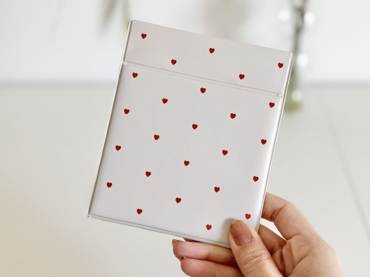 セリア折りたたみミラー ハート柄を手で持っている様子