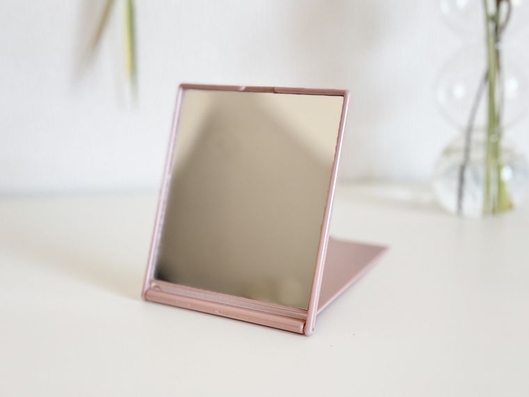セリアミラー 折りたたみMをスタンドしている様子