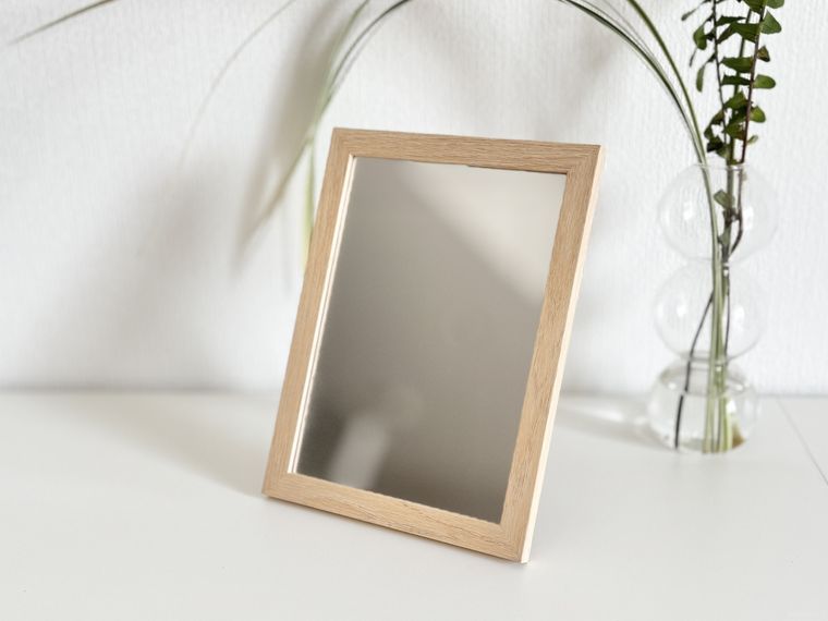 セリア木目調スタンドミラーを飾っている様子