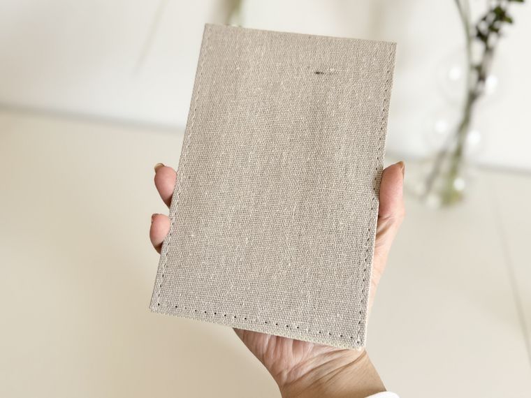 セリアミラー リネン風を手で持っている様子