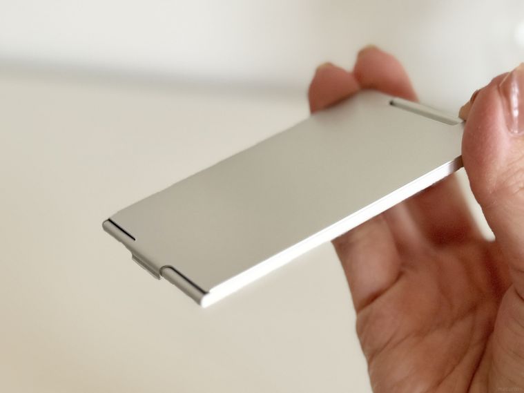 セリアアルミコンパクトミラーを横から見た様子