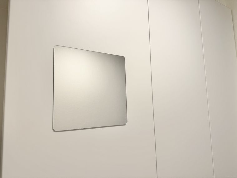 シューズクローゼットに貼った樹脂素材で割れにくいウォールミラー