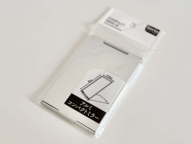 セリアアルミコンパクトミラーのパッケージ