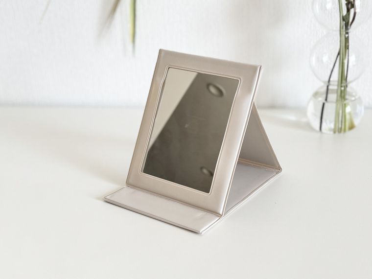 セリア折りたたみミラー ハート柄を置いている様子