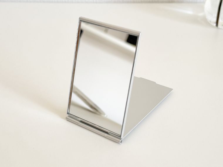 セリアアルミコンパクトミラーをスタンドしている様子