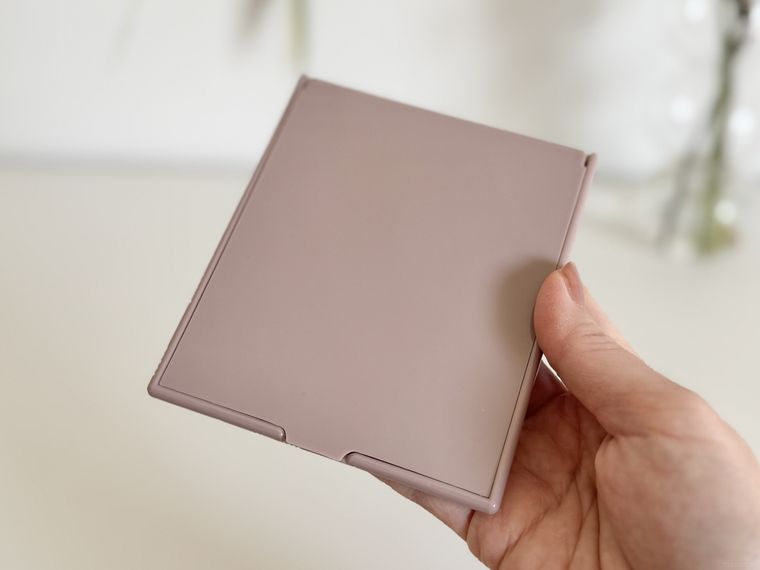 セリアミラー 折りたたみMを持っている様子