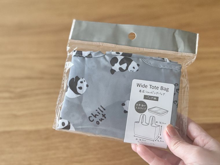 セリア底広ショッピングバッグ パンダ柄のパッケージ
