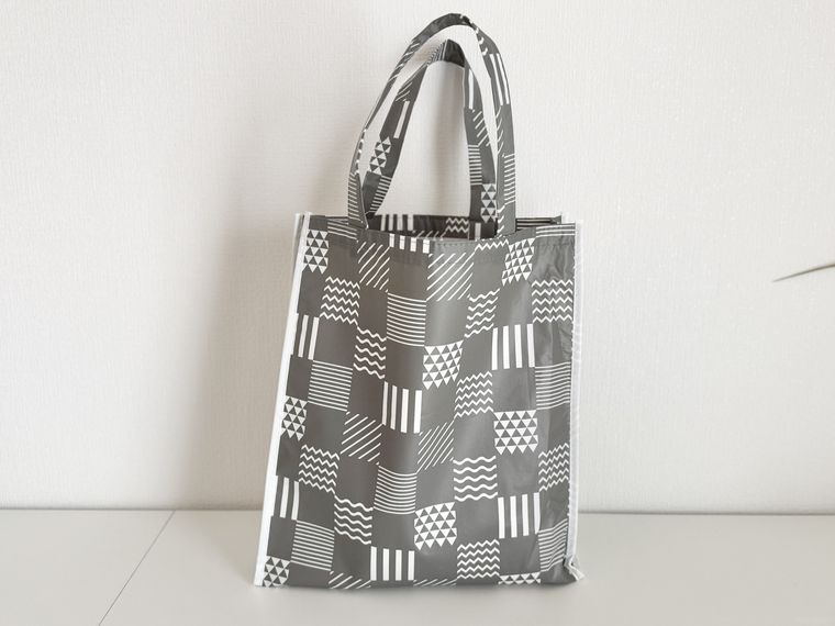 棚に置かれているセリアジオメトリックバッグ