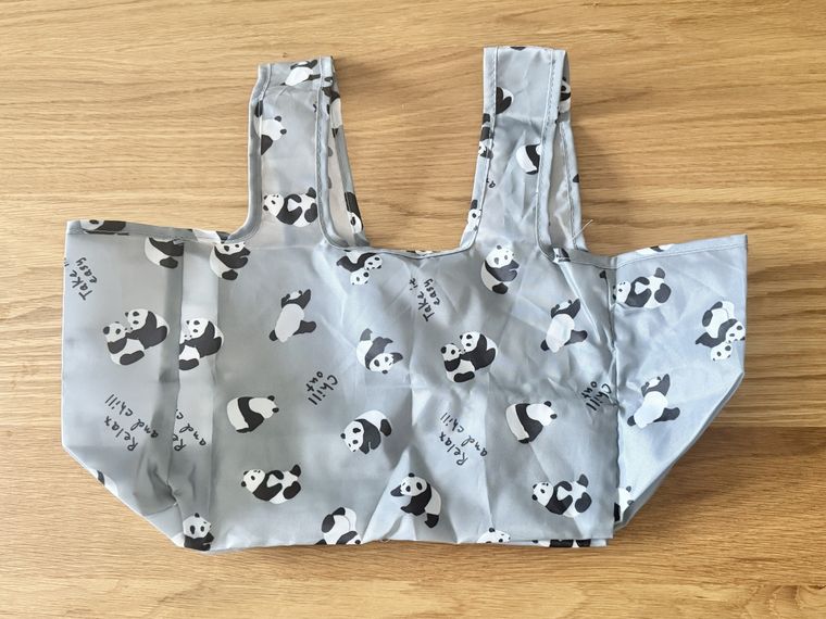 セリア底広ショッピングバッグ パンダ柄を広げた様子