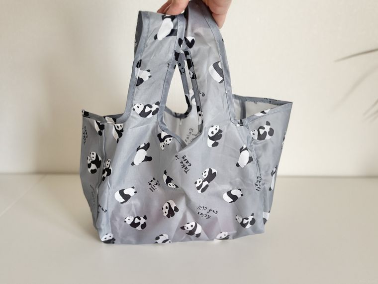 中身を入れたセリア底広ショッピングバッグ パンダ柄