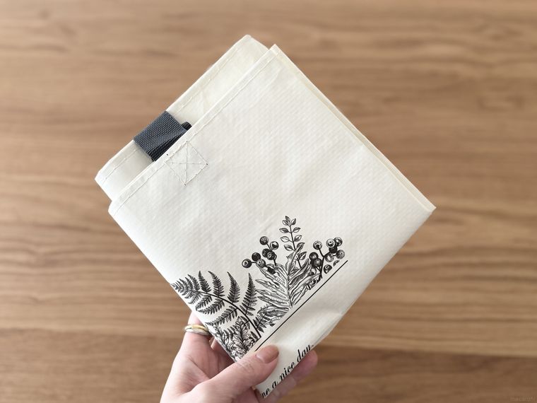 折りたたんだ状態のセリアシートバッグ ボタニカル
