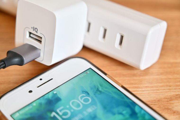 ダイソーの延長コードでスマホを充電している