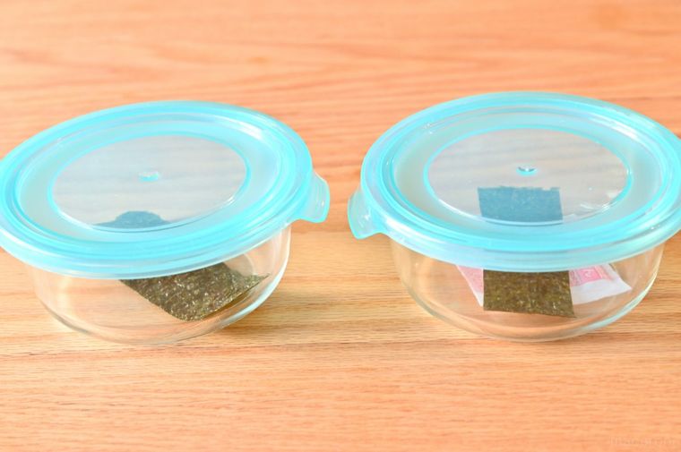 海苔のみ、海苔とシリカゲル入りのふたつを比較している